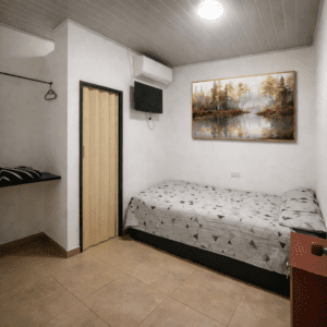 dormitorio moderno con cuadro paisajístico