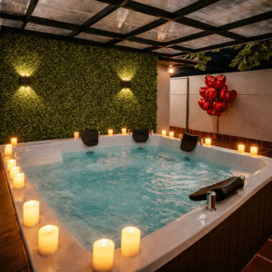 jacuzzi nocturno con velas y globos